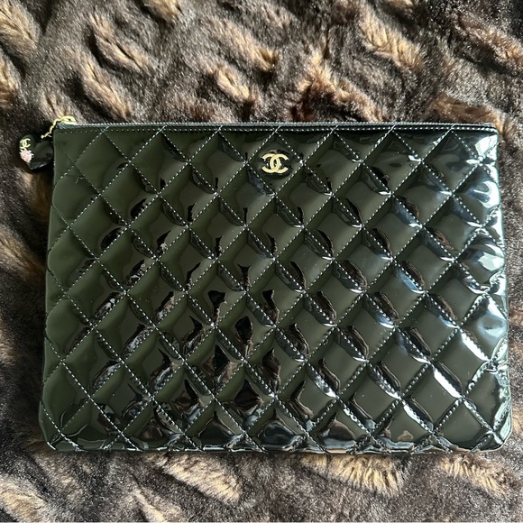 NWT Authentic Chanel Zipped Clutch with CC Heart Charm 🖤 - Picture 8 of 10